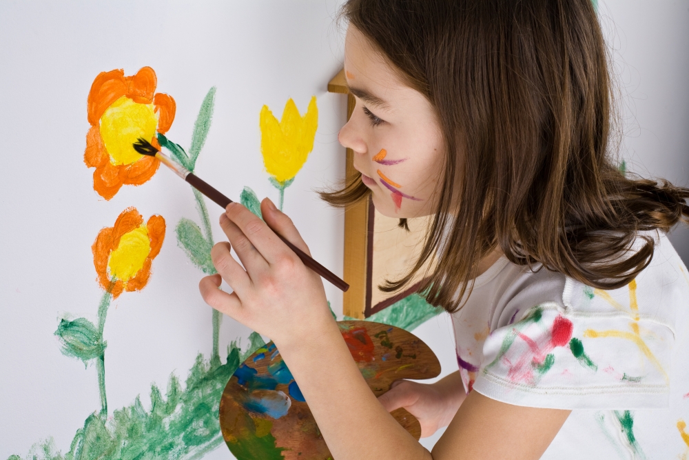 Feliz Dia Das Crianças Com Crianças Pintando Desenhos Na Parede E