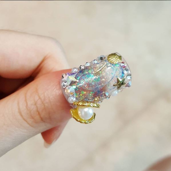 Essas unhas com efeito aquário despertam sua sereia interior