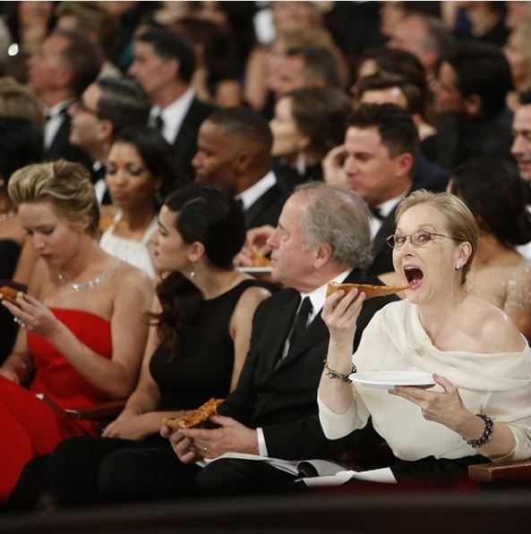Só a rainha de Hollywood consegue comer pizza em pleno Oscar e permanecer diva.