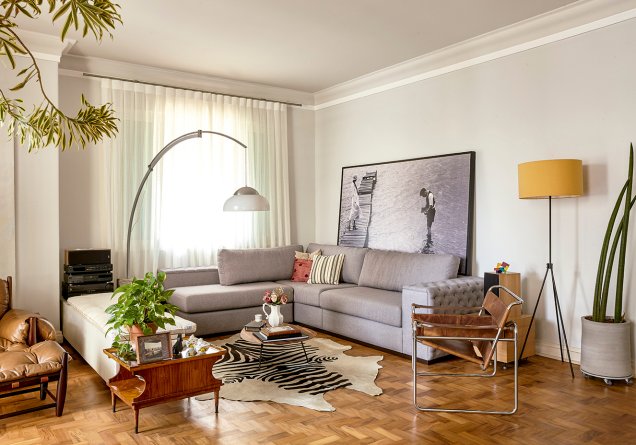 Na sala de estar, composta de móveis vintage e da poltrona Mole, de Sergio Rodrigues, é impossível não reparar na bela fotografia de Luiz Tripoli, feita nos anos 1970.