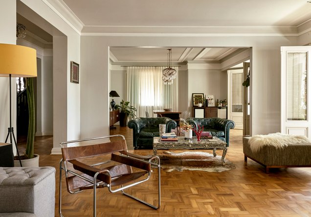 A vista que se tem da sala de estar e jantar integradas. Em destaque na imagem está a poltrona Wassily, assinada por Marcel Breuer.