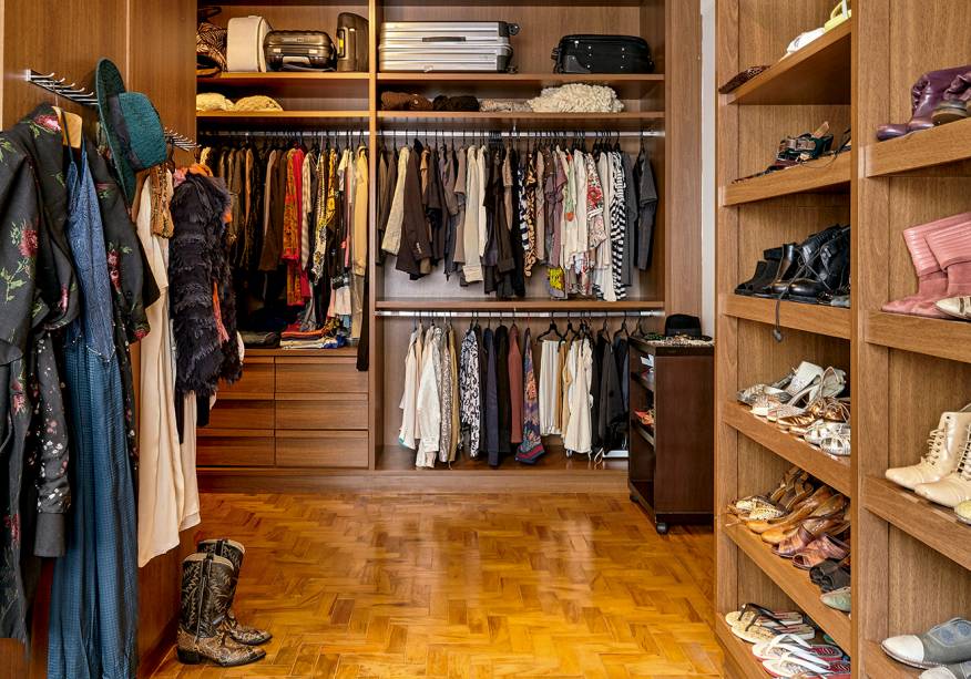 O closet já estava reformado antes mesmo da chegada da estilista à casa e concentra preciosos achados, como itens Kenzo e Maison Michel.