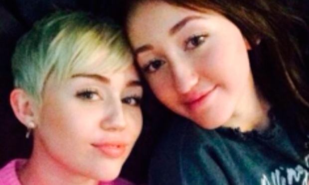 Ônibus da turnê de Miley Cyrus pega fogo