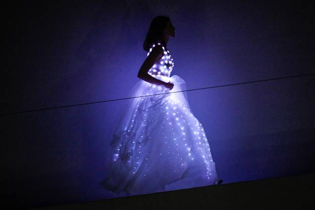 O DNA tecnológico da grife, criada há dois anos para ser vendida exclusivamente online, ficou evidente no vestido com luzes de LED que surgiu no final, ao fundo da passarela. O DNA tecnológico da grife, criada há dois anos para ser vendida exclusivamente online, ficou evidente no vestido com luzes de LED que surgiu no final, ao fundo da passarela.