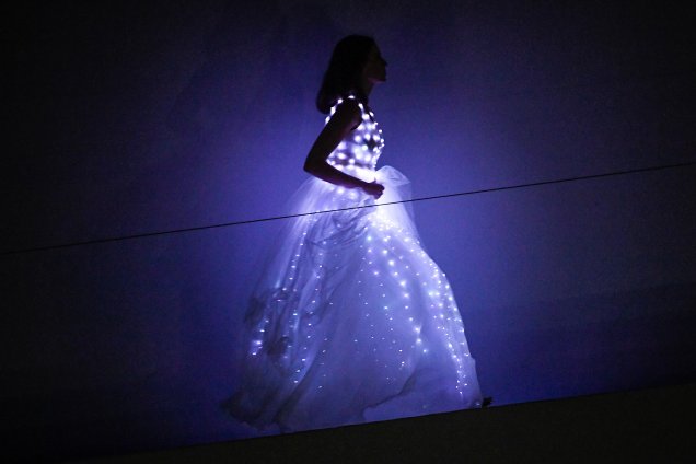 O DNA tecnológico da grife, criada há dois anos para ser vendida exclusivamente online, ficou evidente no vestido com luzes de LED que surgiu no final, ao fundo da passarela.