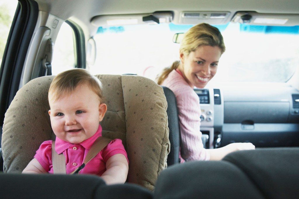 Mitos e verdades sobre o uso da cadeirinha infantil no carro