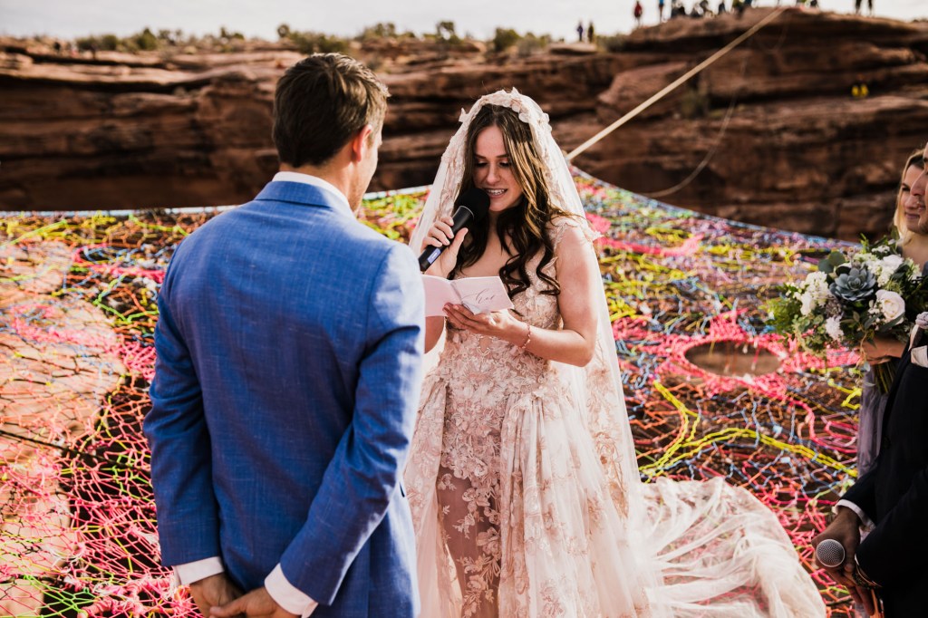 Cerimônia de casamento realizada a mais de 120 metros de altura em Utah, Estados Unidos