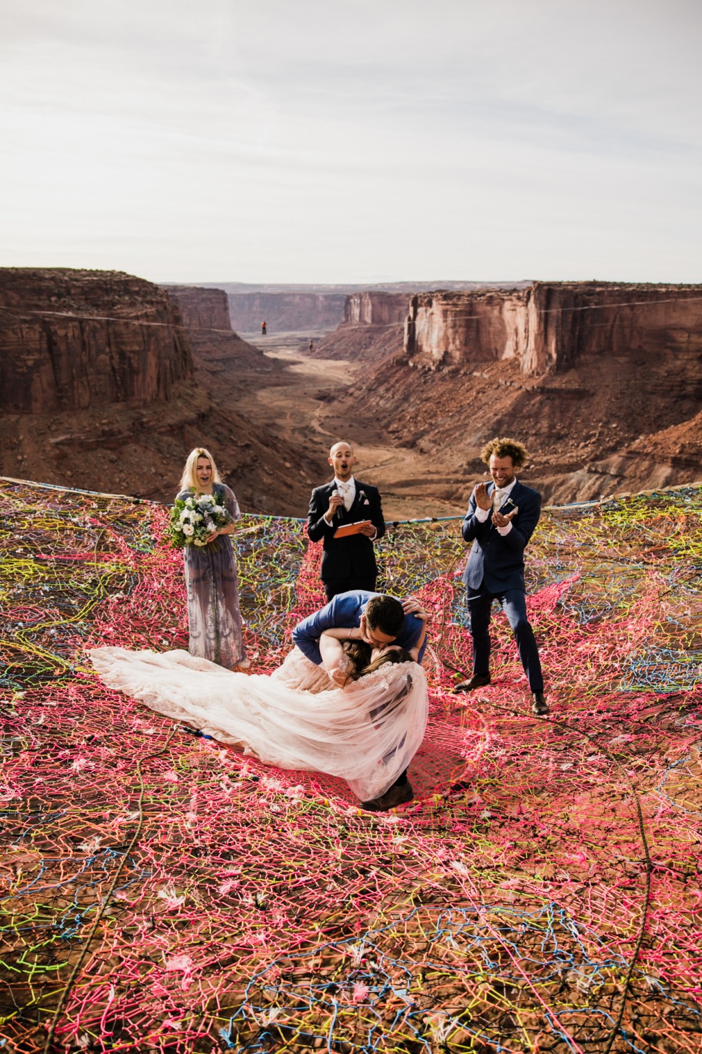 Cerimônia de casamento realizada a mais de 120 metros de altura em Utah, Estados Unidos
