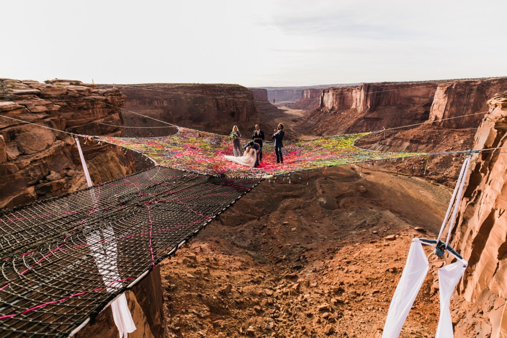 Cerimõnia de casamento realizada a mais de 120 metros de altura em Utah, Estados Unidos