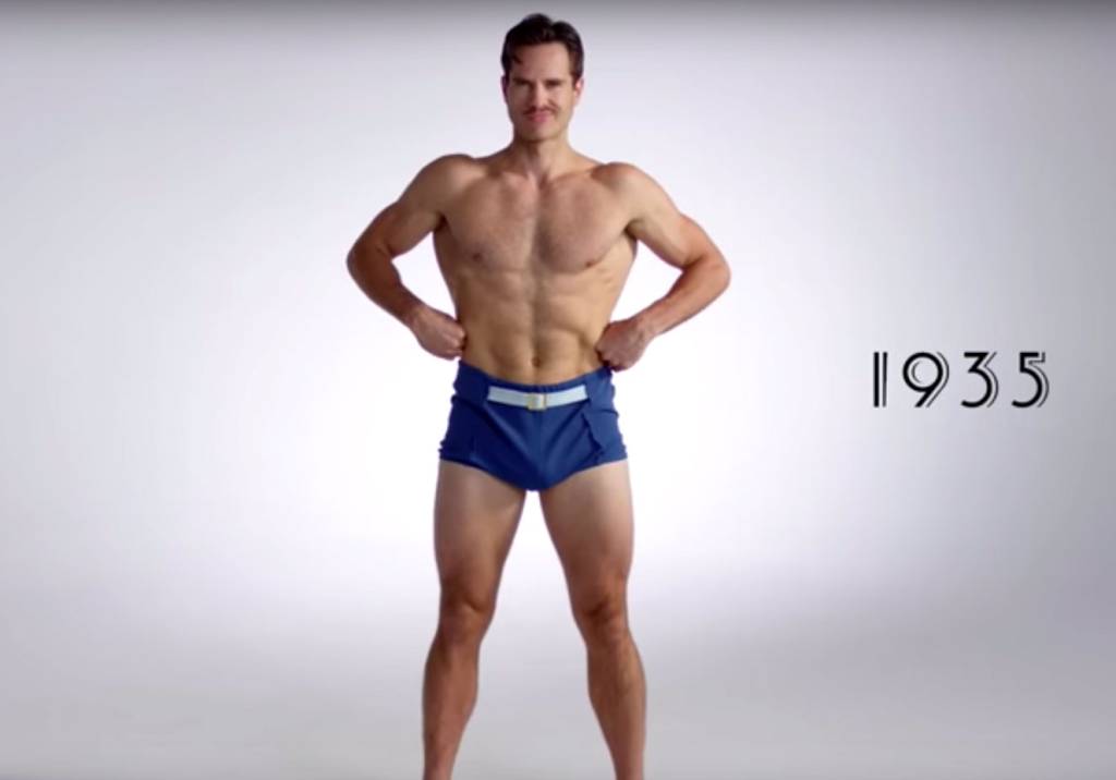 Este modelo tirou a roupa para mostrar a evolução da sunga