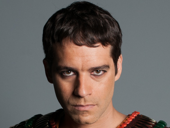 Vídeo: Seti manda matar Moisés, que foge desesperado