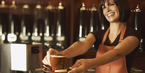 Conheça a carreira de barista: profissional especializado em drinques de café