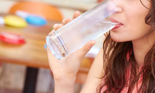 Veja como criar o hábito de beber mais água diariamente