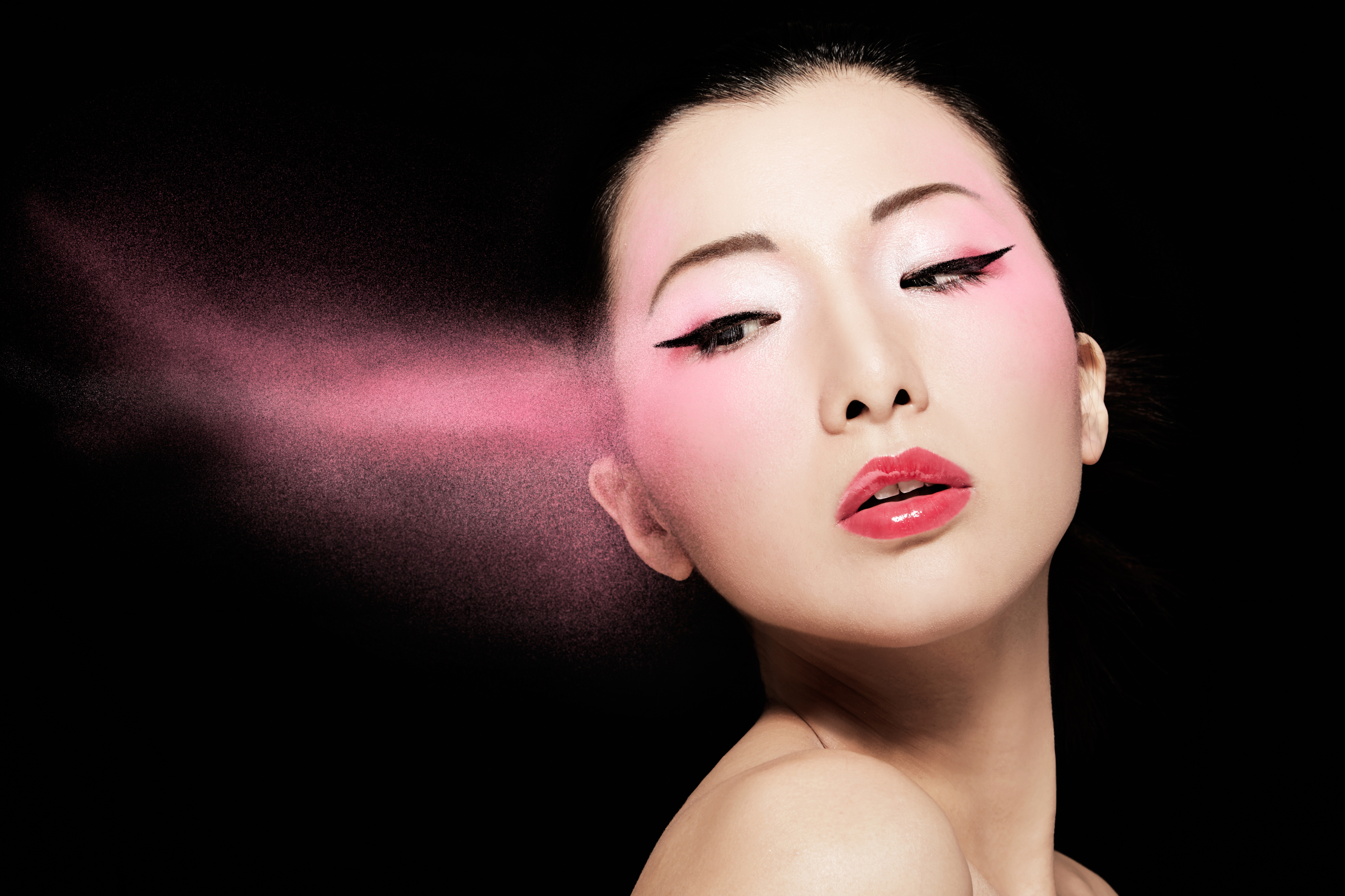 Mulher com blush rosa