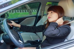 Erros que você comete ao dirigir e prejudicam sua saúde