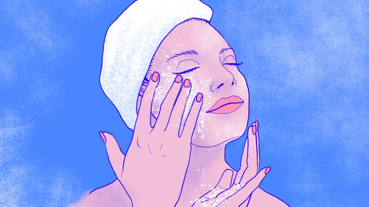 Mulher limpando a pele do rosto