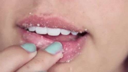 mulher massageando os labios com as maos