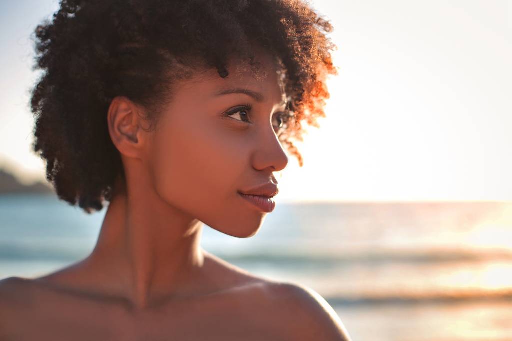 Mulher negra na praia Mulher negra na praia