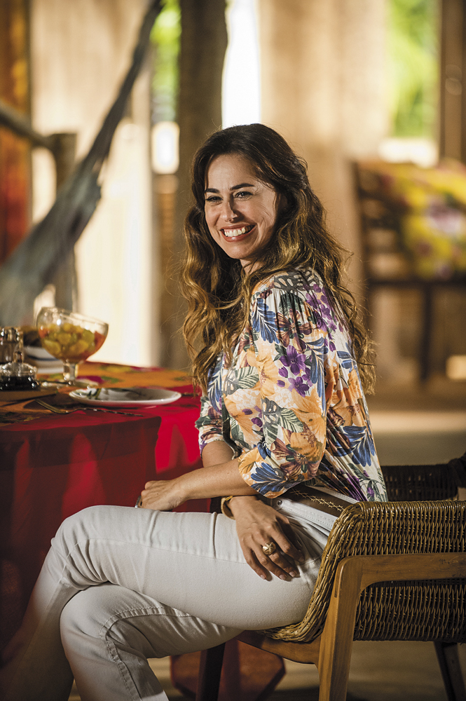 Flor do Caribe: Natália descobre a paixão secreta de Dora por Juliano