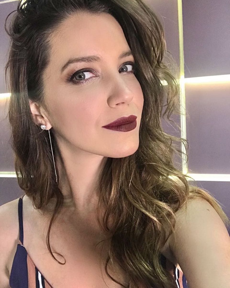 Nathalia Dill muda o visual para se despedir de Elisabeta CLAUDIA