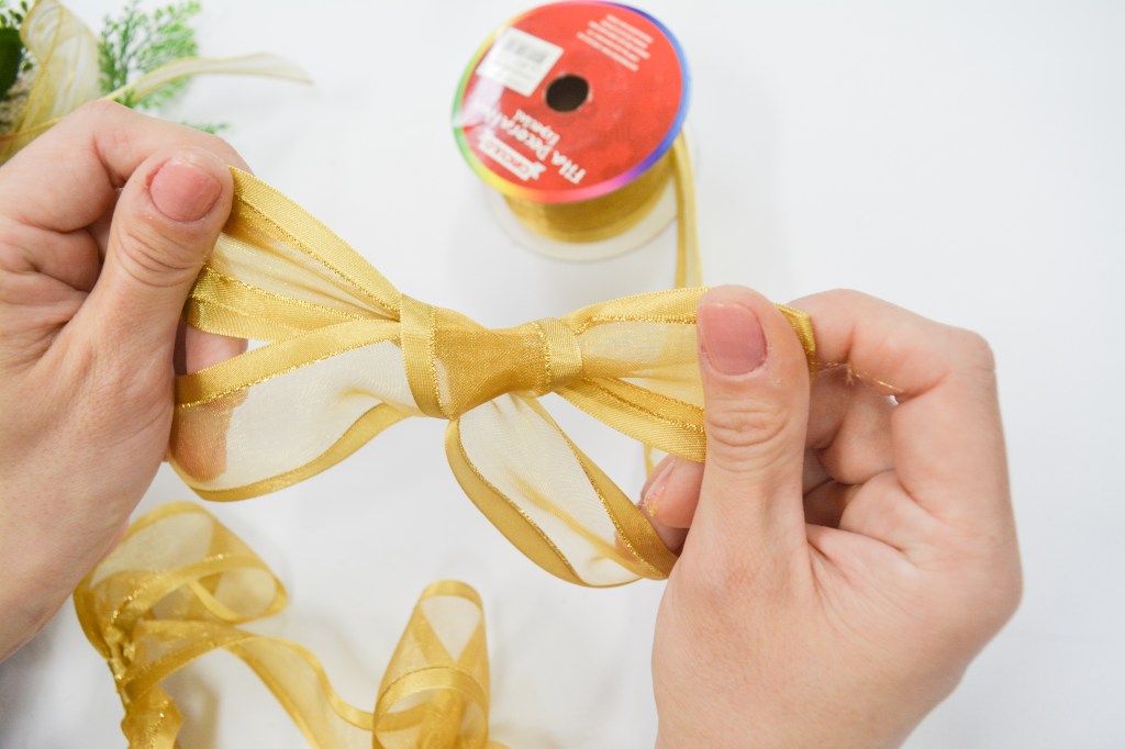Guirlanda de Natal passo a passo: como fazer laços grandes utilizando outro modelo de fita