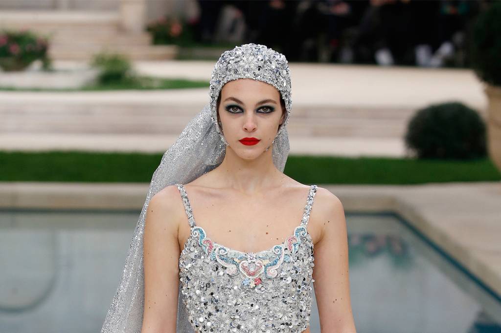 A noiva da Chanel surgiu vestindo um maiô na Semana de Moda de Paris