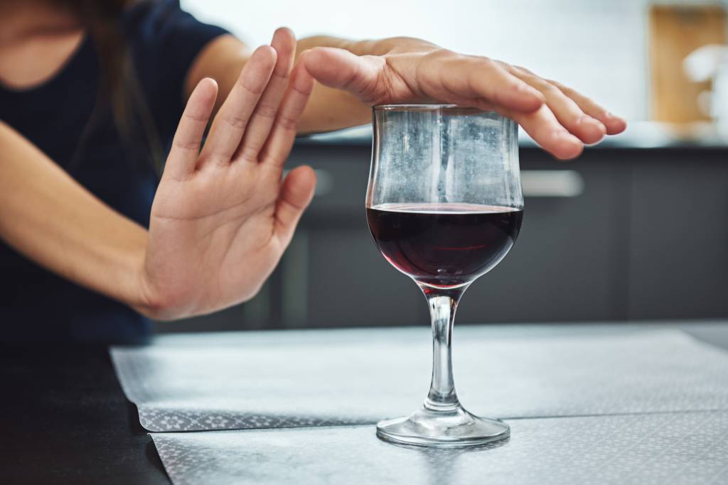 O que acontece com seu corpo quando você para de beber álcool O que acontece com seu corpo quando você para de beber álcool