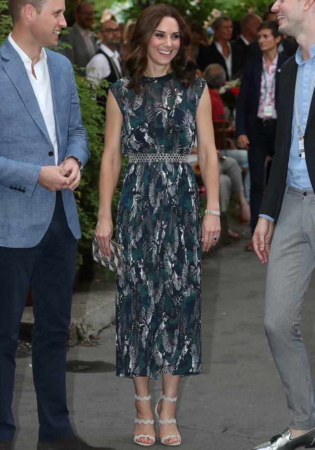 <strong>19 de julho de 2017 </strong>- O vestido vermelho, da grife Alexander McQueen, foi exibido durante uma festa, em Berlim, promovida pelo embaixador britânico em homenagem à Rainha Elizabeth II. O perfume boho do decote ciganinha, somado ao romantismo do tom vermelho vibrante, resultou em uma produção diferente de tudo o que Catherine já usou. <strong>19 de julho de 2017 </strong>- O vestido vermelho, da grife Alexander McQueen, foi exibido durante uma festa, em Berlim, promovida pelo embaixador britânico em homenagem à Rainha Elizabeth II. O perfume boho do decote ciganinha, somado ao romantismo do tom vermelho vibrante, resultou em uma produção diferente de tudo o que Catherine já usou.