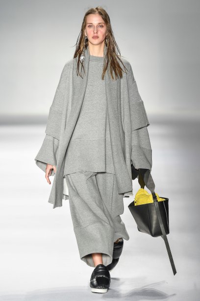 Moletons, parkas e anoraks oversized são destaques na silhueta utilitária da marca e contrastam com tecidos leves, como tricoline e georgette de seda, e sofisticados, como cashmere. O resultado é uma aura jovem, destemida e cool, perfeita para retratar o imaginário de um artista em plena expedição científica a terras gélidas. O tema não é à toa: foi explorado no filme Soundtrack, que estreará em junho e que inspirou o estilista Oskar Metsavaht depois de ele ter acompanhado todo o processo de criação do roteiro em uma viagem à Islândia. ESTILO AMA Camadas mil e modelagem oversized são perfeitos para criar um look confortável e moderno. A combinação monocromática ajuda a alongar, já que o volume das peças tende a achatar a silhueta. Arremate o visual com uma bolsa minimalista preta e crie um look easy chic.