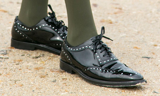 O sapato oxford é confortável e cheio de estilo. Ele vai dar um toque especial ao look!