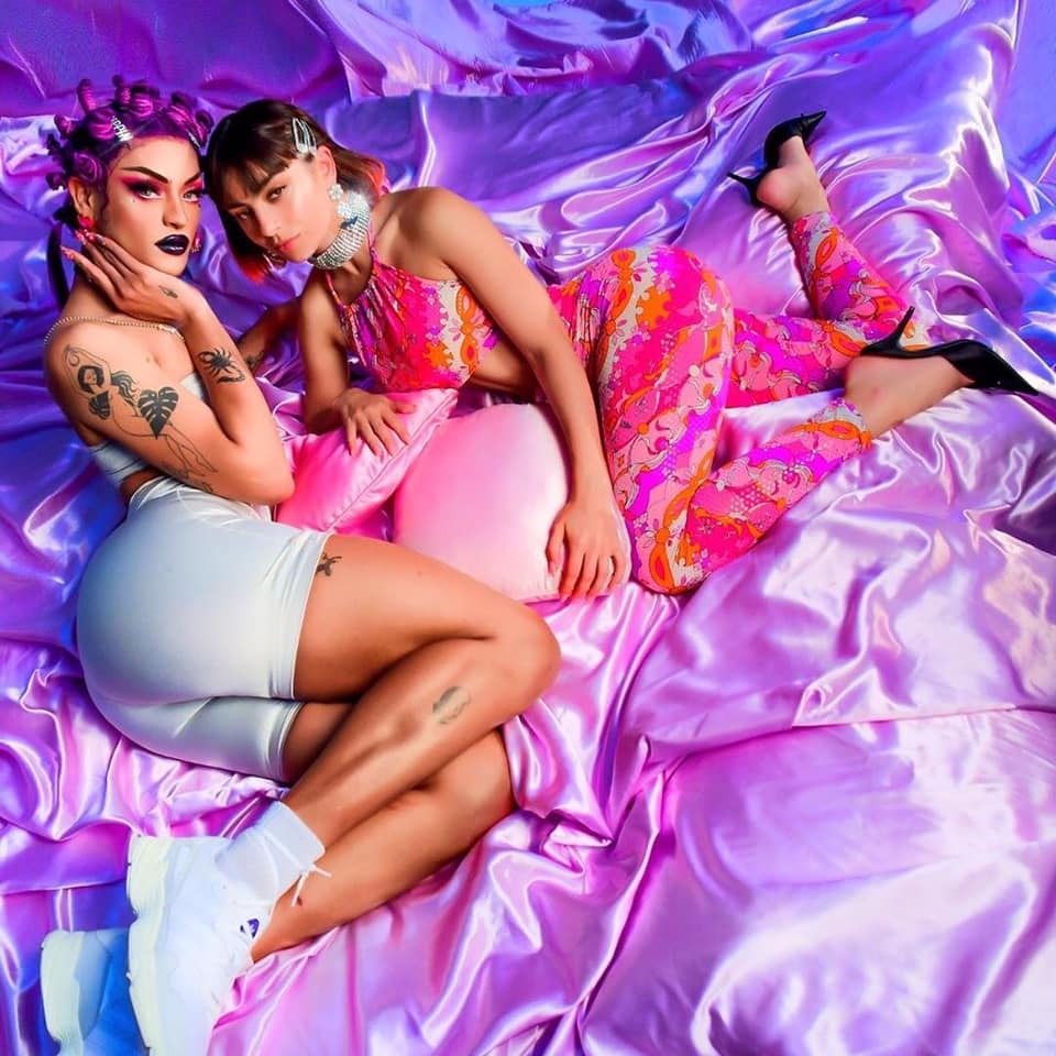 Pabllo Vittar e Charli XCX estão perfeitas no clipe de “Flash Pose”