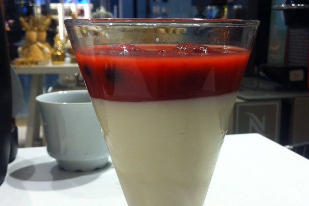 Panacota com frutas vermelhas e espumante