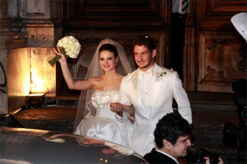 Stephanie Brito e Alexandre Pato se casaram quando tinham apenas 22 e 19 anos, respectivamente. Na época, o atacante do Milan e a atriz celebraram a união Copacabana Palace e produções assinadas pela grife Dolce & Gabbana. O casamento aconteceu em 2009 e durou apenas 9 meses.