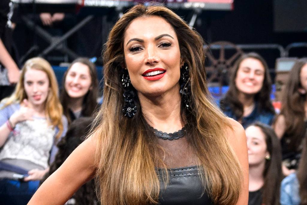 Patrícia Poeta simplesmente arrasou com vestido de couro matador
