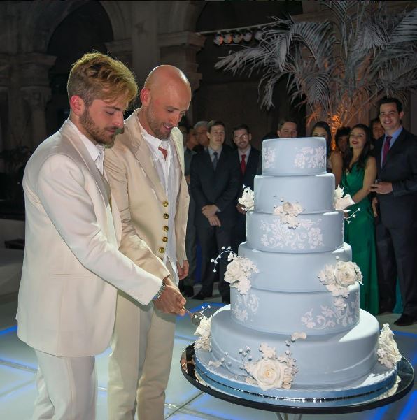 O comediante sempre manteve a relação com o dermatologista bem discreta e em seu casamento não foi diferente. Paulo Gustavo pediu para que os convidados não usassem os celulares para registrar o momento. Alguns dias depois, ele mesmo liberou uma foto e agradeceu seu marido e sua família por mais uma conquista. O comediante sempre manteve a relação com o dermatologista bem discreta e em seu casamento não foi diferente. Paulo Gustavo pediu para que os convidados não usassem os celulares para registrar o momento. Alguns dias depois, ele mesmo liberou uma foto e agradeceu seu marido e sua família por mais uma conquista.