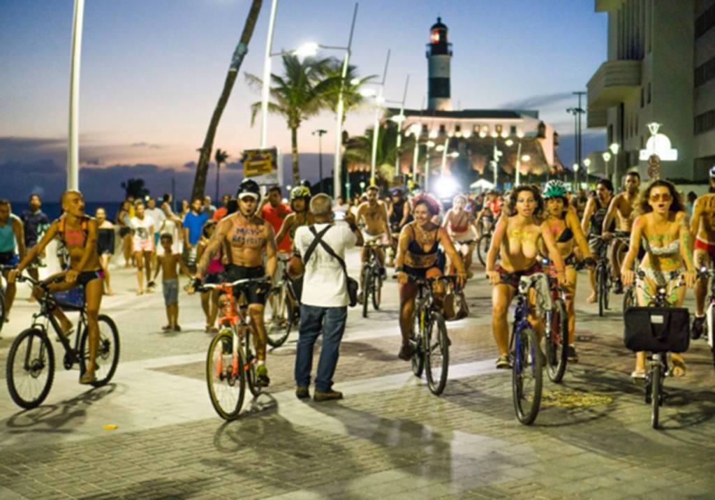 Pedalada pelada: ciclistas nus chamam atenção para violência no trânsito