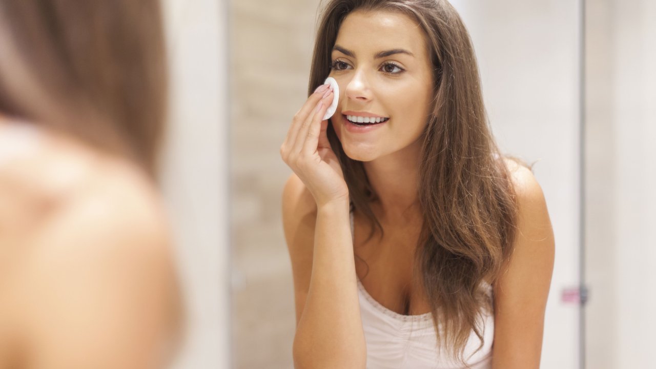 9 hábitos simples e certeiros das pessoas que têm a pele bonita | CLAUDIA