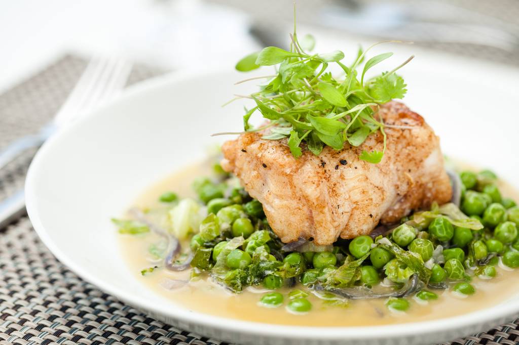Pescada com ervilhas na manteiga