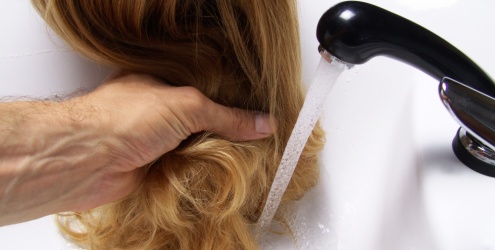 Brasileira gasta 35 minutos por dia cuidando do cabelo, diz pesquisa