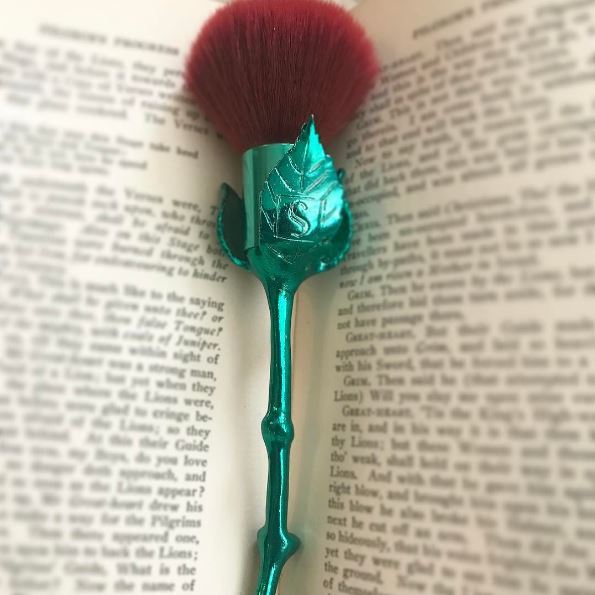 Pincel de maquiagem em formato de rosa é item de colecionador