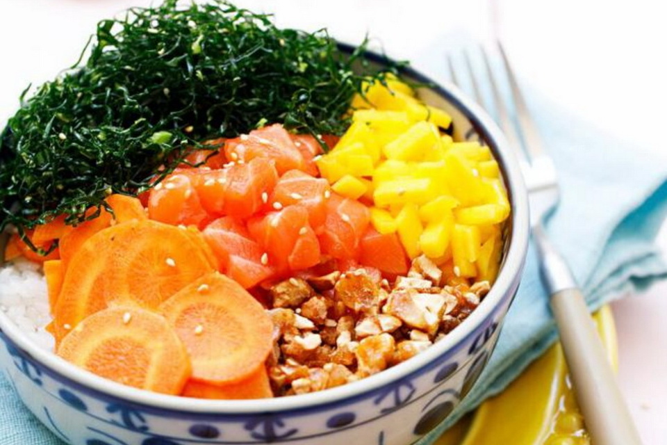 Poke de salmão e arroz japonês