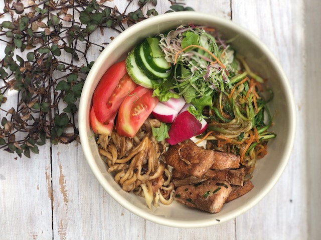 Poke low carb de salmão, shimeji e espaguete de legumes