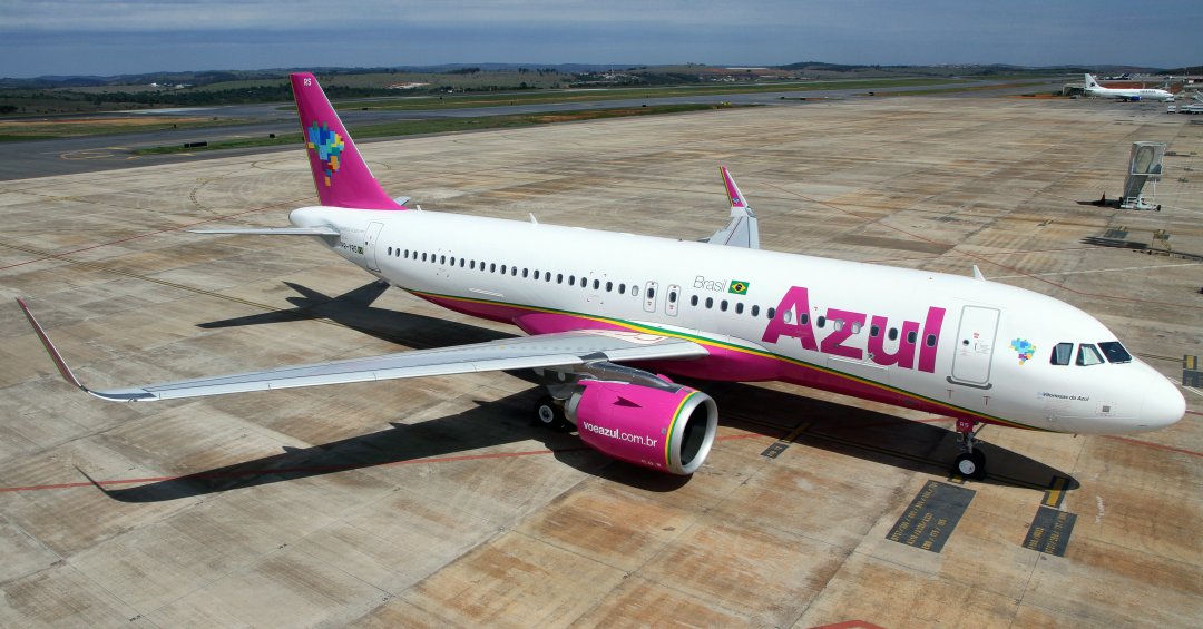 Outubro Rosa: Companhia aérea muda cor de avião em celebração