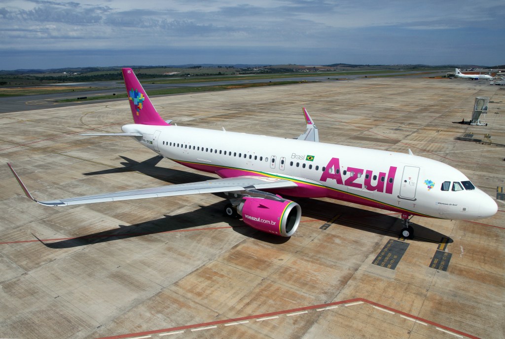 Aeronave rosa da empresa Azul Linhas Aéreas