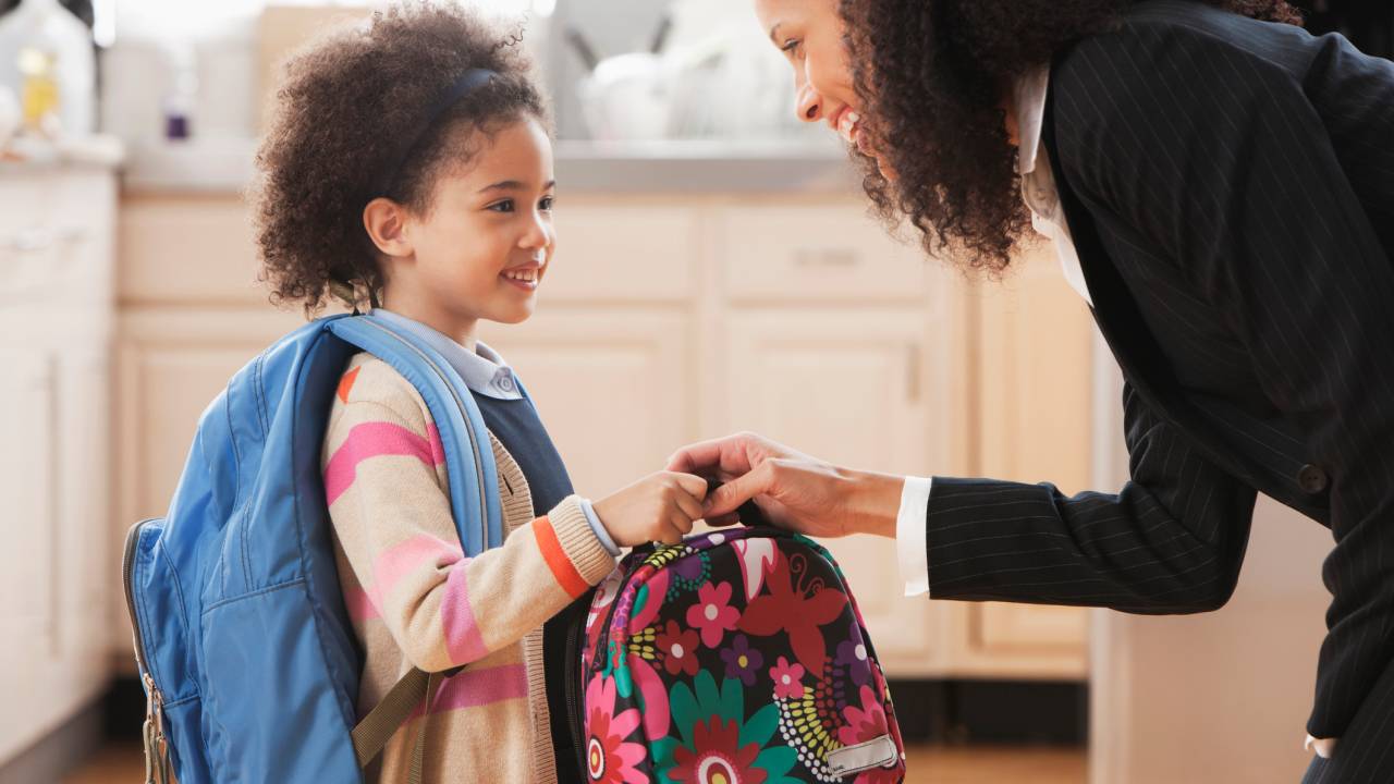 criança de mochila