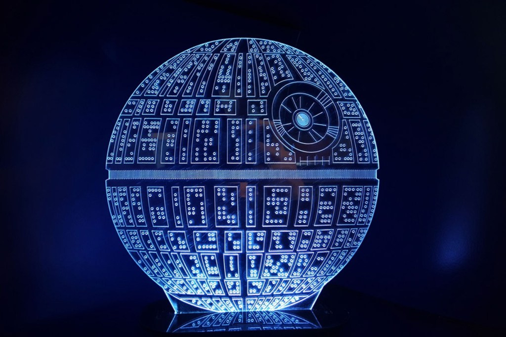 Luminária com temática Star Wars, iluminada em fundo preto - ideias de presentes de Natal criativos