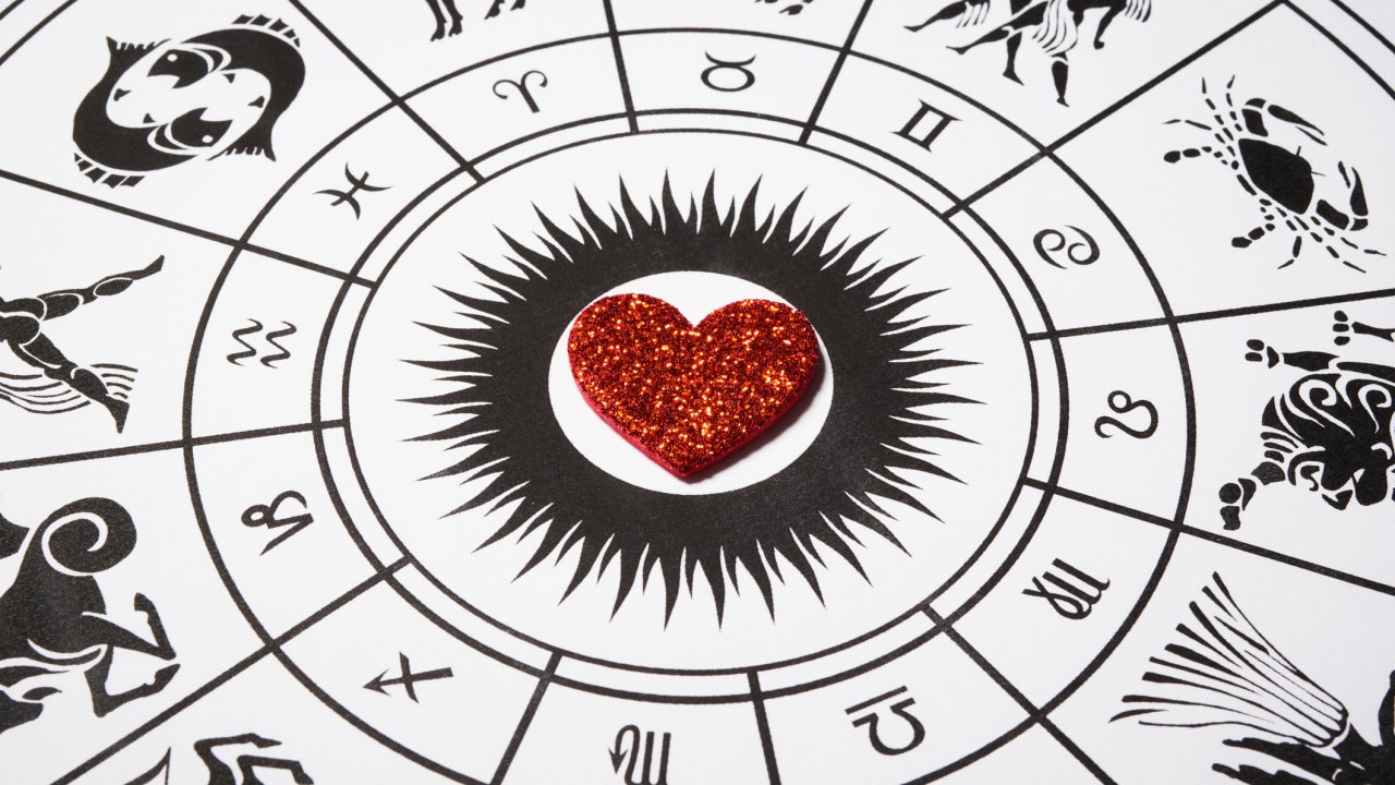 Ilustração do zodíaco com um coração vermelho no centro