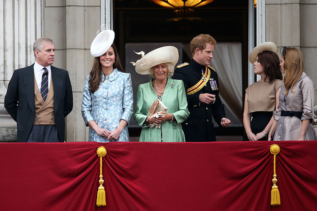 Príncipe Harry, princesa Eugenie e princesa Beatrice no Trooping The Colour de 2015