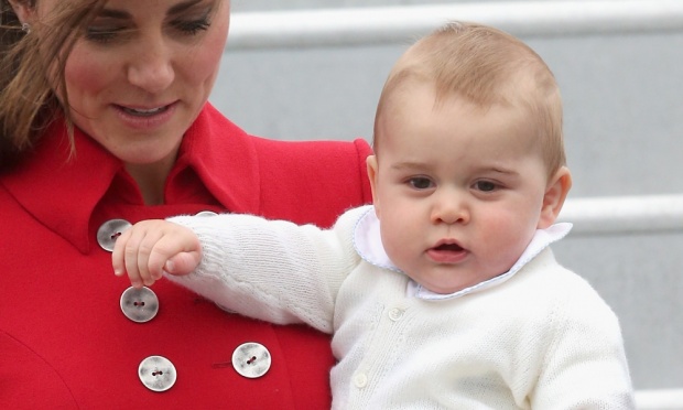 Kate Middleton leva o pequeno George para a Nova Zelândia e paga mico ao descer do avião