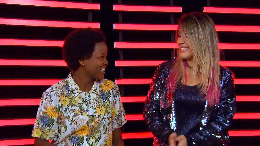 Priscila Tossan e mais cantores passam de fase no The Voice sem nem cantar